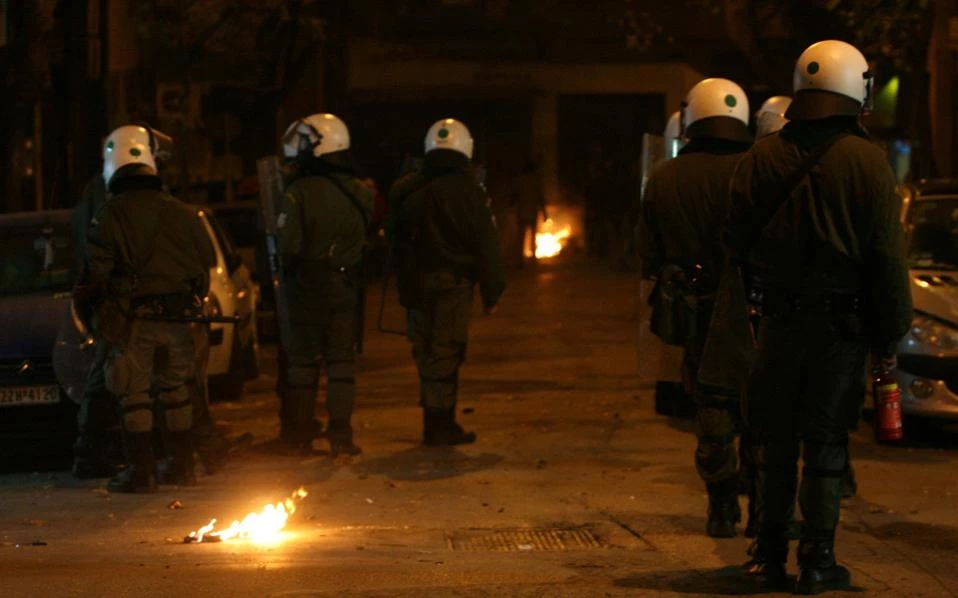 ΕΚΤΑΚΤΟ: Κουκουλοφόροι επιτέθηκαν στη διμοιρία των ΜΑΤ στην Πατησίων